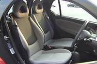 
	【写真上】小さな「スマートK」
	【写真下】その内装
	 