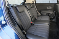 リアシートは6：4の分割可倒式。「フィット」や「N-BOX」などと同じく、座面にはチップアップ機構が備えられている。