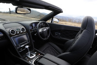 こちらはブラック内装。