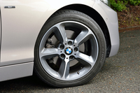 ホイールのサイズは、標準で17インチ。テスト車は同じ17インチのオプション「スタースポークスタイリング382アロイホイール」を装着していた。組み合わされるのは、ブリヂストンのランフラットタイヤ。
    