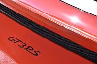 リアにあしらわれた「GT3 RS」のロゴ。“RS”とは、1973年に「カレラRS 2.7」で初めて採用された、ポルシェにとって歴史のある車名だ。