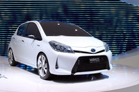 「トヨタ・ヤリスHSD」。大きく口を開けたバンパーは日本仕様よりも精悍（せいかん）なイメージで好感度高し。