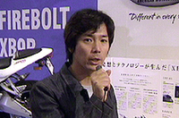 
	【写真上】ビューエル、2003年モデルのなかの1台、「Lightning XB9S」
	【写真下】『MOTO NAVI』の河西啓介編集長
	 