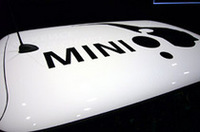ルーフ全体に大きくあしらわれたオリジナルロゴマークは、400件ものデザイン原案から選んだものという。「パッと見でそうとわからない、MINIのシルエットが“粋”」（ヒルデブラント氏）