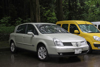 日本未導入のフラッグシップサルーンである「ヴェルサティス」。「メガーヌ」をデカくしたようなボディは、1970年代に登場した「20」「30」以来の伝統で、最上級モデルといえどもテールゲートを持つ。