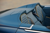 注文者の好みに応じて、前後シートに写真のような複雑なキルティングを施すこともできる。