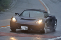 雨の箱根のライトハンダーを行く「エキシージSロードスター」。