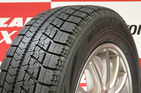 「ブリザックVRX」のトレッド面。氷上での性能に加え、よりしっかりと雪をつかむようパターンを工夫したことで、雪上でのグリップ性能も向上しているという。