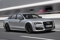 映画に登場する「アウディS8」。