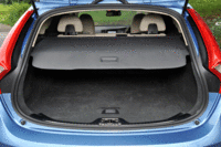 「S60」同様、「V60」も荷室に関しては従来モデルから大きな変更はなし。後席は4：2：4の3分割可倒式だ。（写真をクリックすると、シートの倒れる様子が見られます）
    