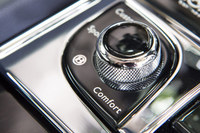 
	「ドライブ・ダイナミクス・コントロール」のモード切り替えダイヤル。「コンフォート」「B」「スポーツ」「カスタム」の4つのモードが用意される。
	