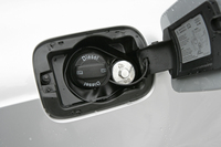 クリーンディーセルの給油口には、軽油と「AdBlue」の注ぎ口がついている。