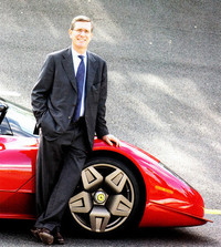 米国の愛好家のために製作したワンオフカー「フェラーリP4/5」の前で。