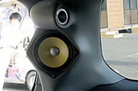 
	リアサラウンド用にはフロントと同様TS-V017Aがピラー内に埋め込まれるが、そのほかにリアのドア部分に定位用として設置したTS-STX99もある。サブウーファーもラゲッジスペースに2本と、全身スピーカーとモニターいっぱいのクルマだ。
	 