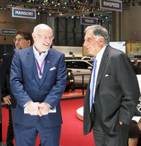 ラタン・タタ（写真右）と、BMW MINIのデザインを長年手がけ、クオロスに移籍したG.ヒルデブラント（写真左）。