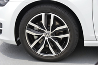 装着されるタイヤのサイズは225/45R17。オプションの「アダプティブシャシーコントロール“DCC”」（14万7000円）装着車は5ダブルスポークのホイールが装着される。