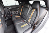 後席の背もたれは、前席と同じヘッドレスト一体型。セダンの「CLAクラス」よりも広い頭上空間が確保されている。