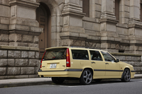 「T-5R」は240psの2.3リッターターボエンジンを搭載した高性能グレードである。エクステリアについても、専用の外装パーツや17インチアルミホイールなどで差別化が図られていた。
    