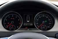 メーターは、オーソドックスなアナログ2眼式。中央のインフォメーションディスプレイには、走行距離や運転時間、外気温、燃費情報などが表示される。