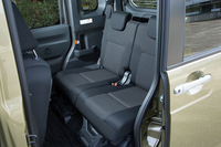 リアシートは左右個別にリクライニングやスライド、格納が可能。
    