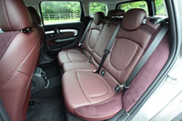 定員3人のリアシート。標準車のシート地はストライプ入りのファブリックで、テスト車のレザーはオプション扱いとなる。