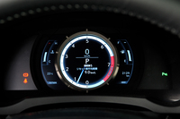 可動式のメーターリングを採用したデジタルメーターは“Fスポーツ”の専用品。レクサスのフラッグシップスポーツ「LFA」をほうふつさせる。
    