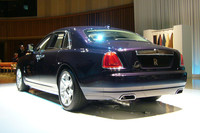 リアビューもひとめでロールス・ロイスとわかるもの。マフラーエンドは、左右2本出しとなる。