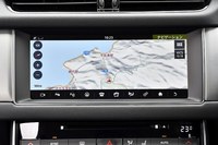 インパネの中央にあるタッチパネル式液晶ワイドスクリーン（10.2インチ）。タップのほか、スマホのようにスワイプ（掃くように動かす）などの操作に対応している。