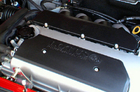 ミドに横置きされる、トヨタ製1.8リッター直4DOHC VVTL-i（連続可変バルブタイミング機構）エンジン