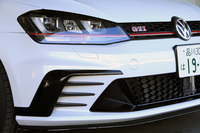 外装には、空力性能を高めるため、専用意匠の前後バンパーやリアスポイラーなどが装備されている。