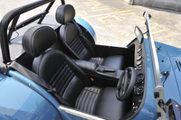 シートはクロス地が標準で、オプションで写真のレザーシートも用意される。3点式のシートベルトに加え、よりスポーツ走行に適した4点式ハーネスも設定している。