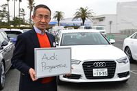 お話をうかがったアウディ ジャパン広報の小島誠さん。メッセージボードには、アウディの先進性を象徴する「Audi Progressive」という標語をいただきました。
