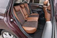 他のホンダ車と同じく、リアシートには座面の跳ね上げ機構を採用している。
    