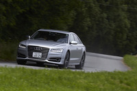 「S8プラス」は、走行状態に応じて最適なトルクを左右後輪に配分する「リアスポーツデファレンシャル」を搭載。これにより、コーナリング中の加速性能や回頭性が高められる。