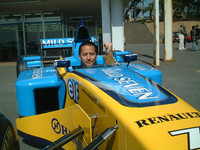 ルノーはルーテシアV6と同時にF1も持ってきていた！ってエンジン入ってないけどね。しかしシャシーは本物。昔、一回Ｆ１に乗ったことを思い出しました