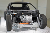 フロントには、131hpと25.5kgmを発生するモーター（写真中央）が搭載される。
    