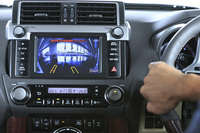 ドライバーの死角となる車両付近の映像を表示し、オフロード走行をサポートする「マルチテレインモニター」。車両前方の映像には、ハンドル操作と連動して車輪の通るルートを示すガイドが表示される。