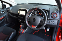 「ルーテシアR.S.トロフィー」のインテリア。パンチングレザーを用いたステアリングホイールを装備している。