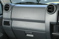 エアバッグが内蔵された助手席側のダッシュボード。安全装備は必要最低限といった感じで、姿勢制御機能としてはABSが備わるものの、横滑り防止装置やトラクションコントロールの設定はない。