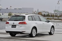 1.2リッターエンジンを搭載する「コンフォートライン」のリアビュー。