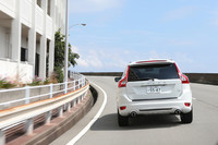 上級モデルの「XC60 T6 AWD R-DESIGN」に比べると、車重は140kgのマイナス。前軸重量に限れば100kg軽く仕上がっている。