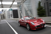 前後の重量配分は49対51、サスペンション形式はマセラティ・グランスポーツと同じく前後ダブルウィッシュボーン。しなやかかつ軽快な乗り味はナチュラルで、どこか懐かしい感じがする。