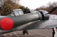 ボディーの表面には、細かな凹凸が見受けられる。コックピットへの乗り込みは写真の向こう側から。定員は1名である。