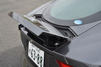 最大120kgのダウンフォースを生み出す、リアスポイラー。速度に応じて自動的に立ち上がる。電動スイッチによる任意の操作も可能。