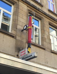 ドイツ・フランクフルトの筆記具店、ハイツマンの店頭。モンブランの万年筆をかたどった看板が目を引く。