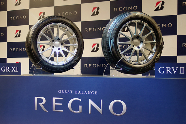 ブリヂストンの新製品、「REGNO GR-XI」（左）と「REGNO GRV II」（右）。