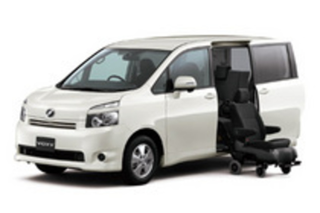 写真は、「ヴォクシー・ウェルキャブ・サイドリフトアップシート車 X“L Edition”」（オプション装着車）。サイドリフトアップシート車に装着した場合、ステッパルとサイドリフトアップシートを同時に使用することはできない。