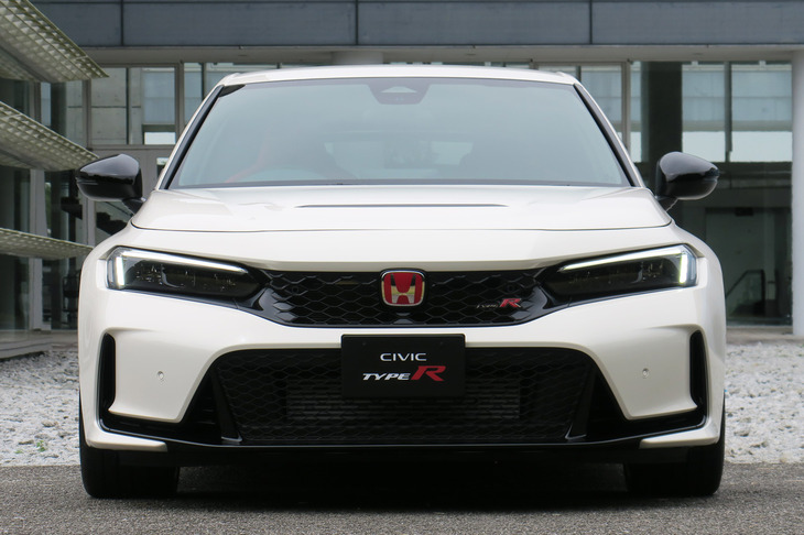 先述のフロントサスペンションを収めるため、「シビック タイプR」は標準車の1800mmから1890mmに全幅を拡大している。