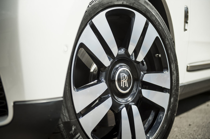 足まわりは、自動レベリング機能付きのエアサスペンションとなる。オフロード走行時の衝撃を和らげるべく、既存のメカニズムに大型のエアストラットが追加されている。