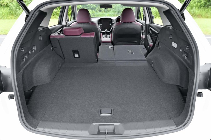 ユーティリティー性の高さはワゴンならでは。フル乗車時でも荷室にはゴルフバッグを4つ収納可能で、エンブレムに手先やひじを近づけるだけでバックドアを開くことができる電動オープン機構も備わる。